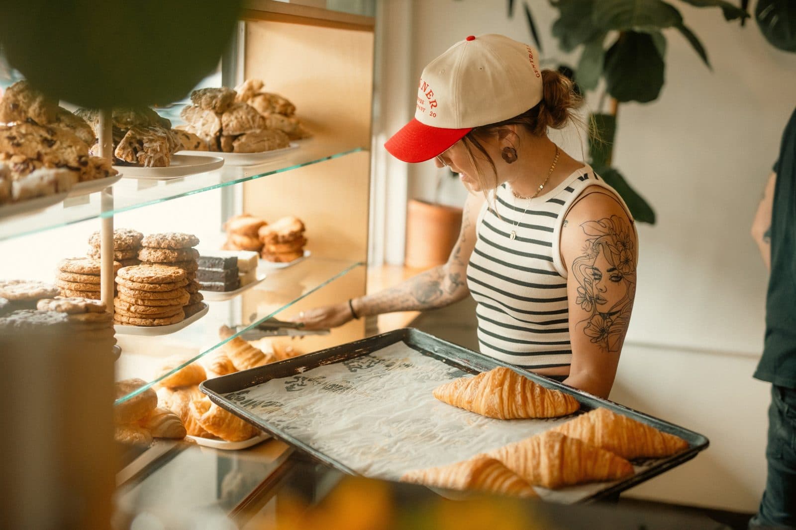 Une boulangère dispose des croissants en vitrine