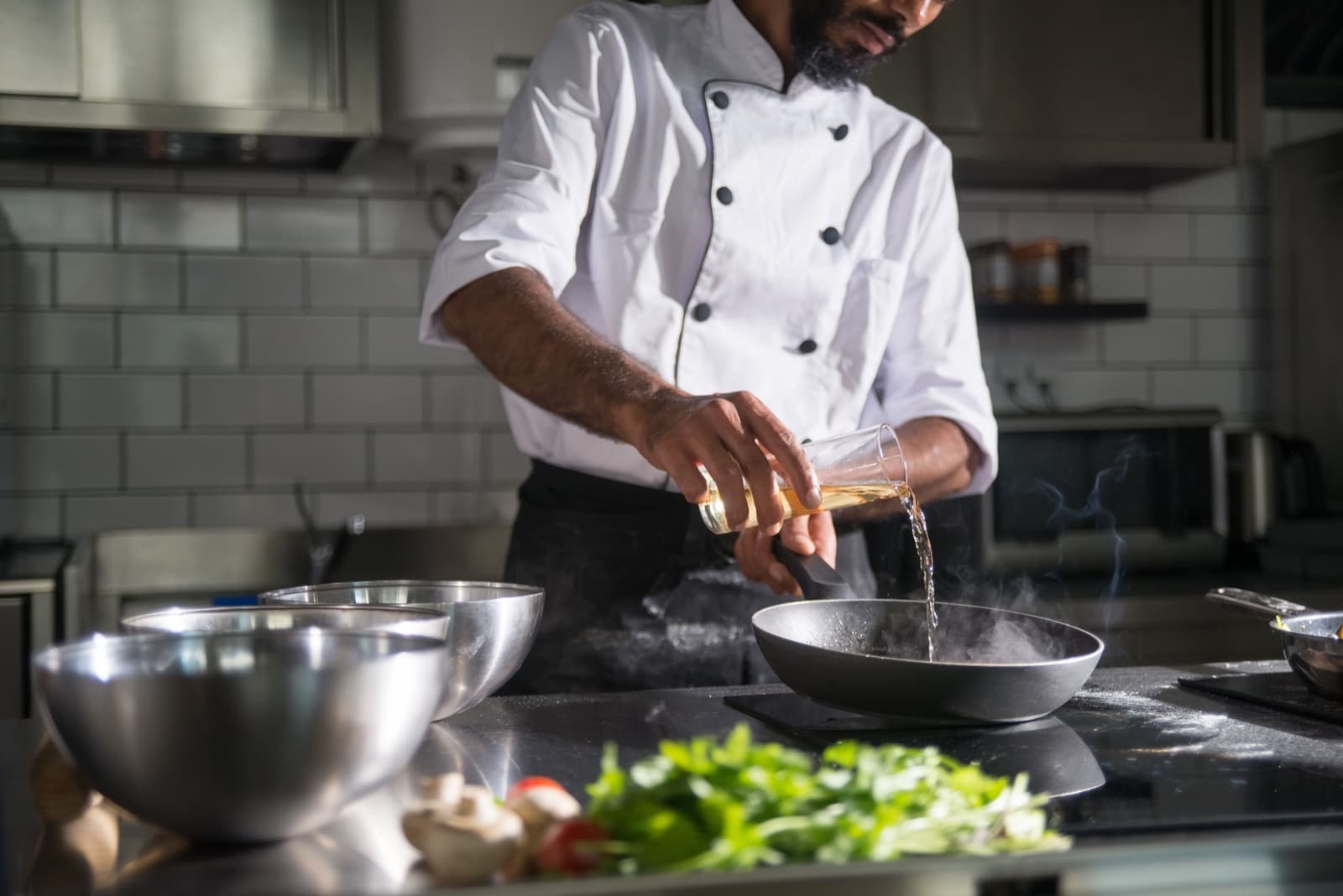 Un cuisinier en pleine préparation
