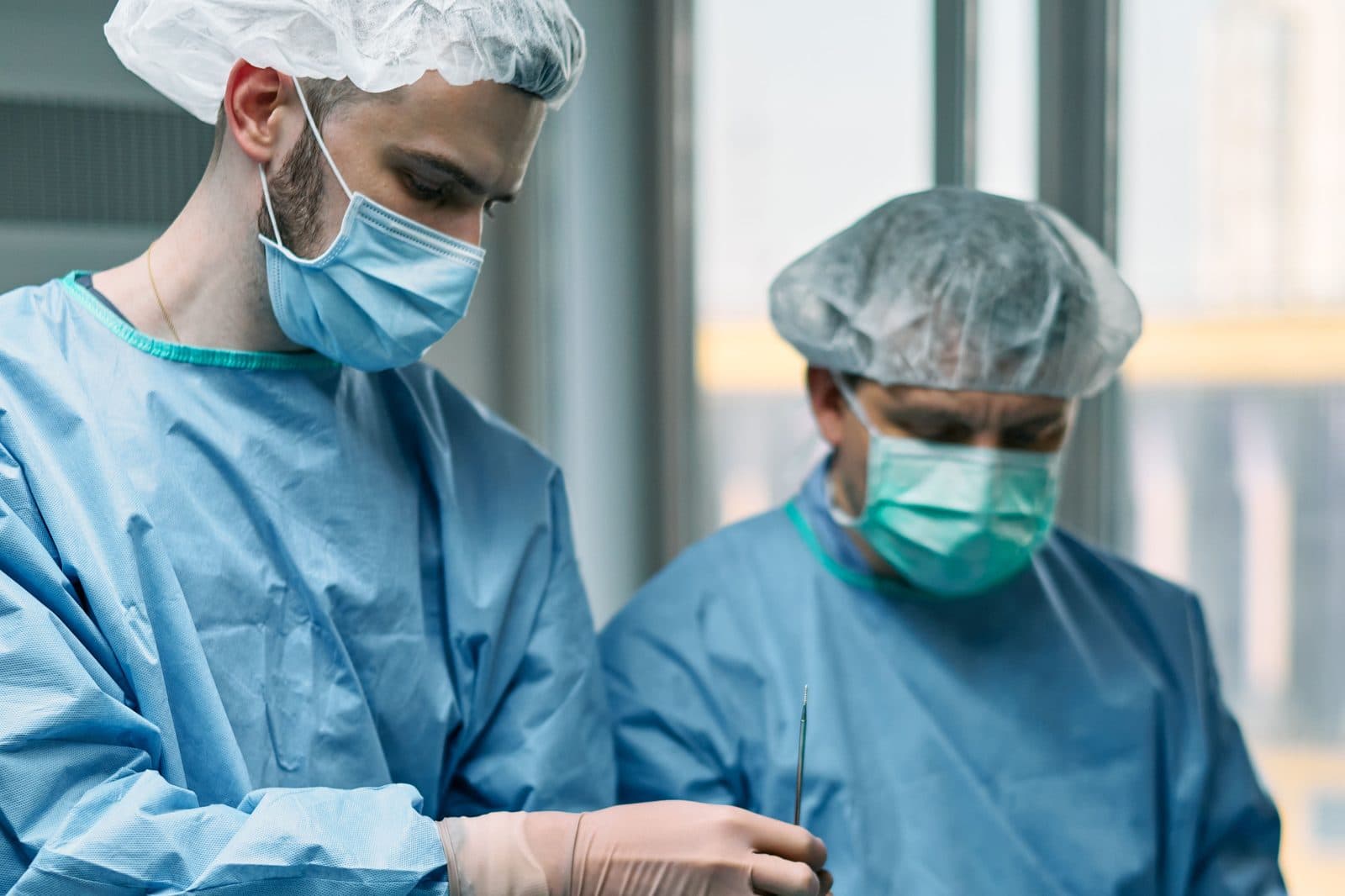 Deux soignants en tenue de bloc